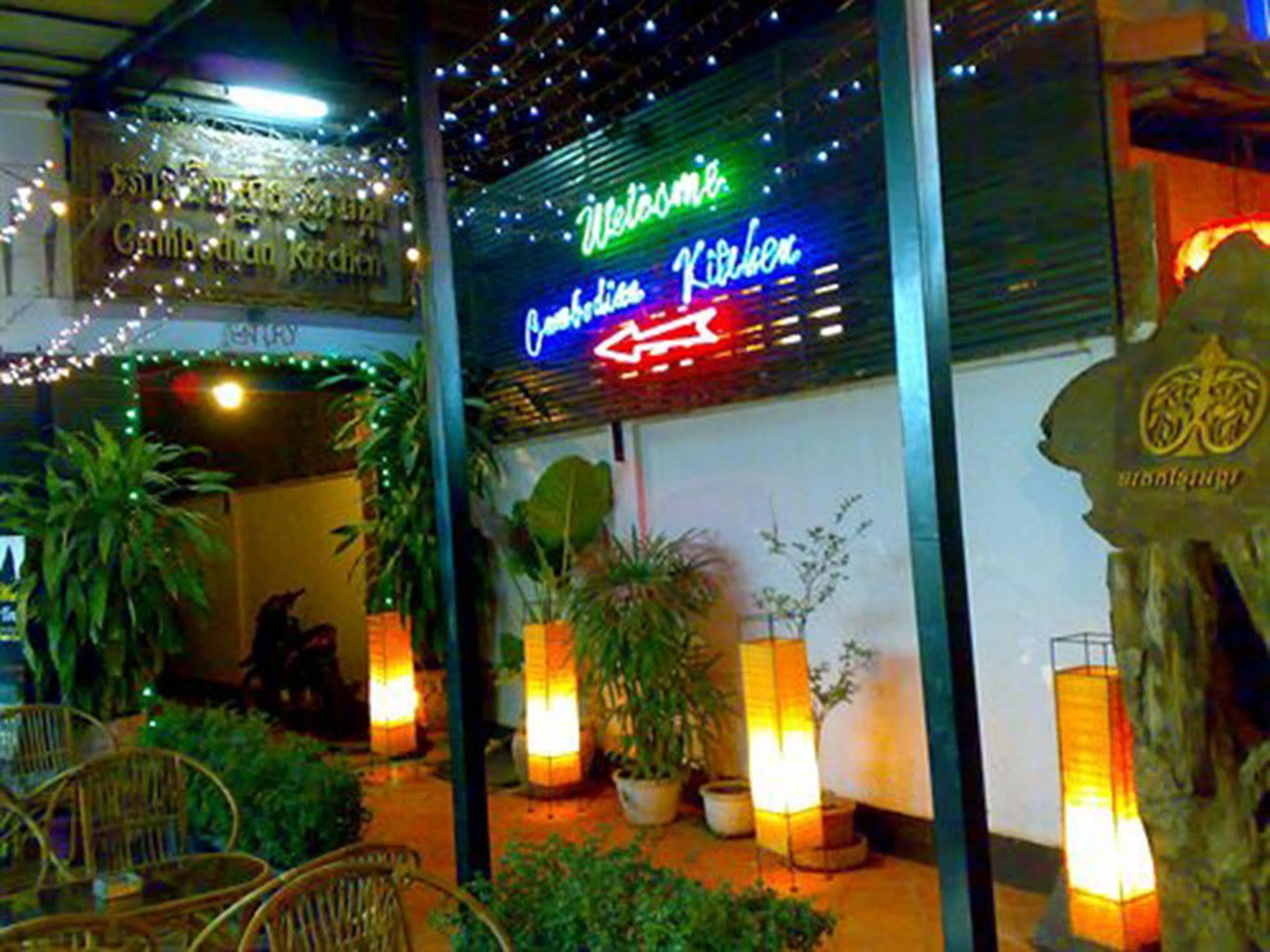 Route 66 Music Restaurant & Hostel เสียมราฐ ภายนอก รูปภาพ