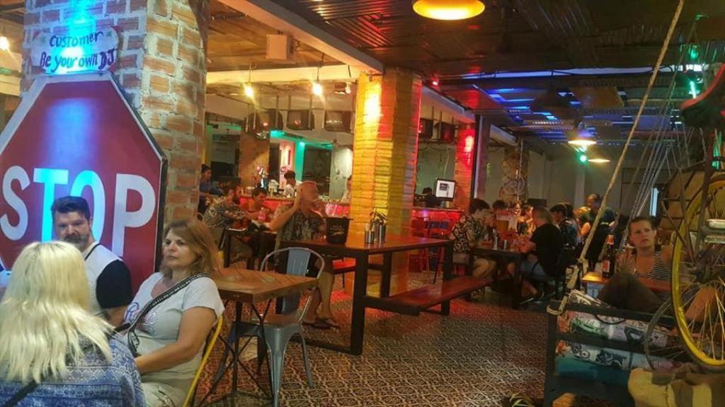 Route 66 Music Restaurant & Hostel เสียมราฐ ภายนอก รูปภาพ