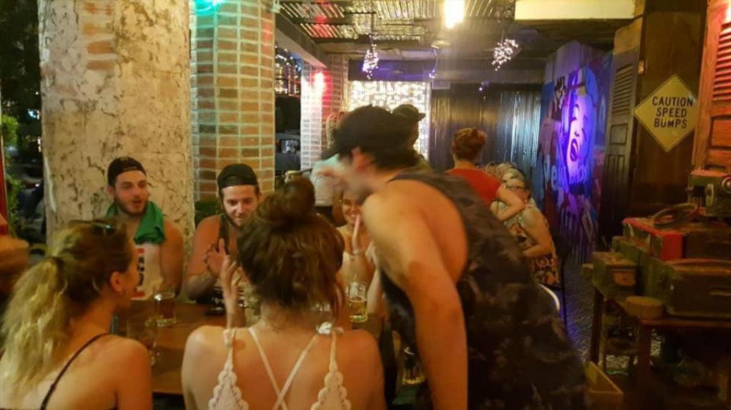 Route 66 Music Restaurant & Hostel เสียมราฐ ภายนอก รูปภาพ